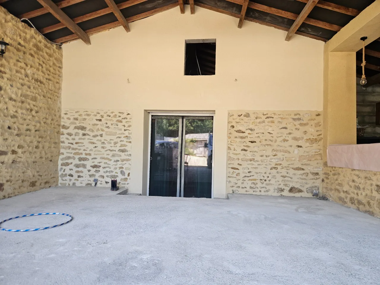 Mur intérieur après les travaux de petite maçonnerie et de finition