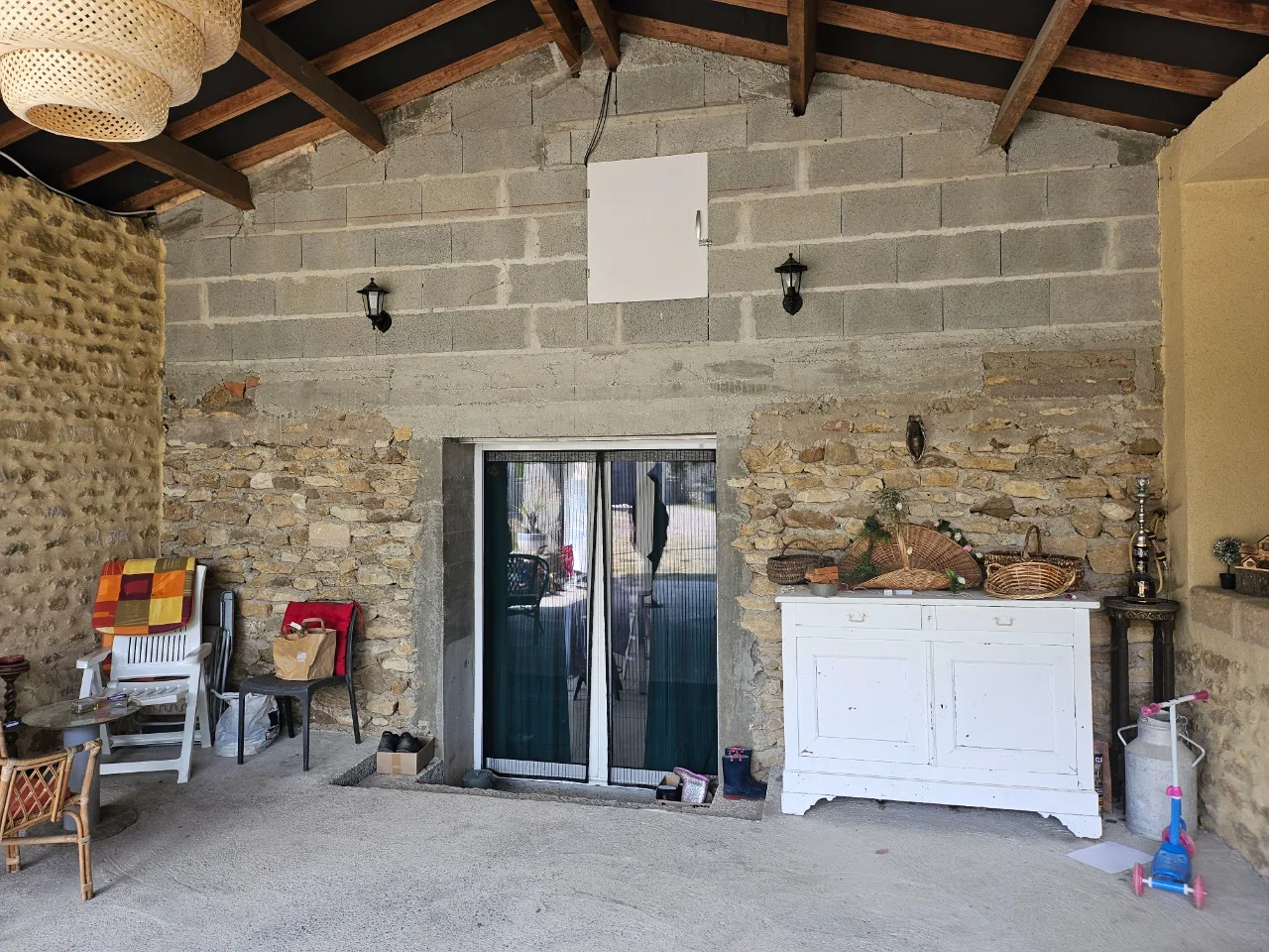 Mur intérieur avant les travaux de petite maçonnerie