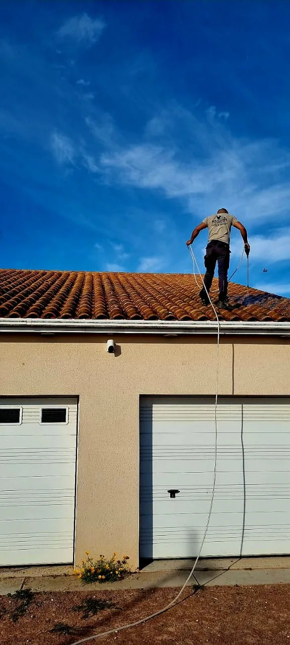 Vue d'un chantier Bencleaner sur une toiture