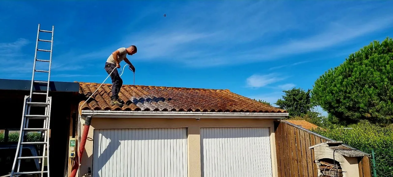 Artisan Bencleaner intervenant sur une toiture en tuiles